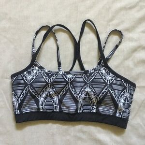 Patterned sports bra with removable cups